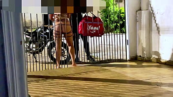 Porn videos: CASADA PAGOU O ENTREGADOR DA PIZZA COM O CU 